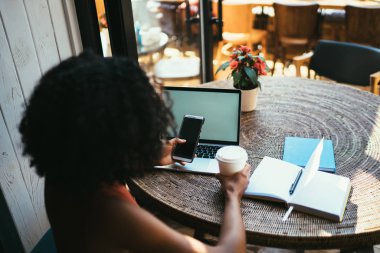 Uzaktan çalışma kapalı sırasında arama numarası için cep telefonu temas arama el ile bin yıllık kadının arka görünümü, online uygulama üzerinden kadın Freelancer mesajlaşma
