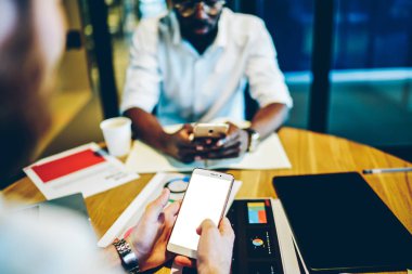 İnternet içeriğiniz için boş ekran ile modern akıllı telefon cihazına seçici odaklama. İnsan elleri reklam uygulama içeriği için mock up alanı ile cep telefonu tutarak. Dijital cep telefonu 