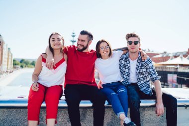 Gülümseyen arkadaşlar sınırda sarılıyorlar