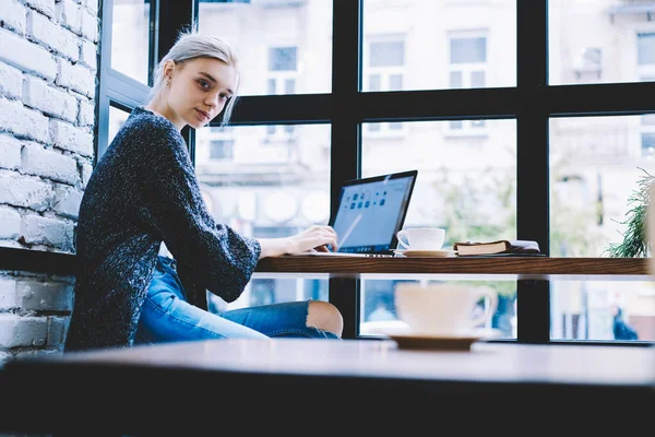 Side View Young Casual Blond Hair Hipster Girl Sitting Laptop — Stock Photo, Image