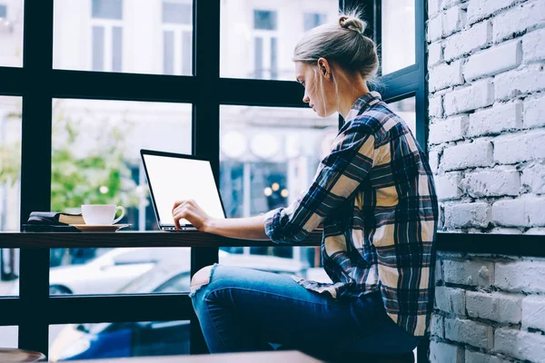 Vista Laterale Dei Giovani Capelli Biondi Femminili Abiti Casual Usando — Foto Stock