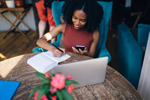 Glad Kvinnlig Student Med Modern Digital Tillbehöret Hand Skriva Information — Stockfoto