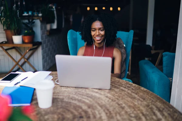 African American Happy Woman Choosing Music Playlist Website Melomans Connected — Stock Photo, Image