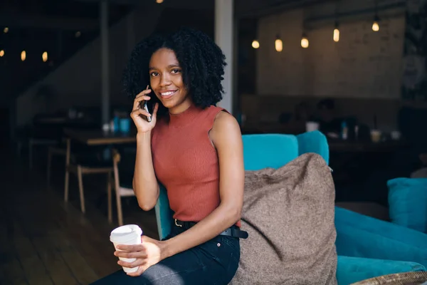 Retrato Mulher Pele Escura Atraente Com Bebida Cafeína Mão Descansando — Fotografia de Stock