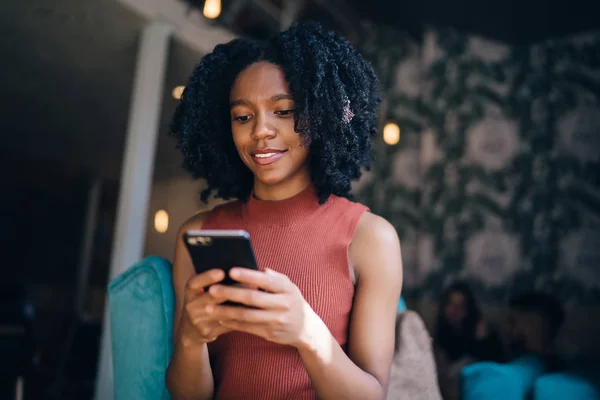 Positive Black Hipster Girl Typing Text Message Sending Friend Connected — Stock Photo, Image