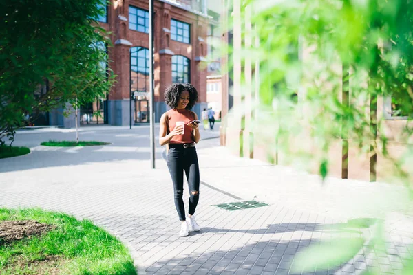 Milenial Estudiante Femenina Ropa Casual Caminando Entorno Urbano Con Teléfono — Foto de Stock