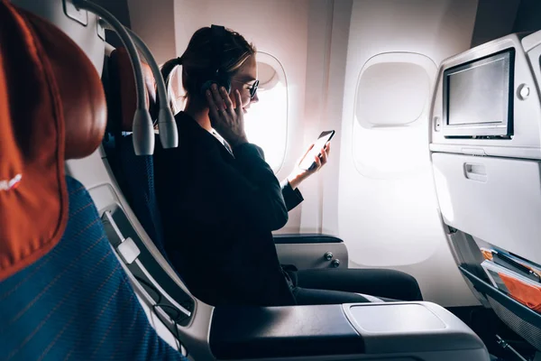 Mujer Negocios Sonriente Positiva Que Viaja Primera Clase Avión Siente — Foto de Stock