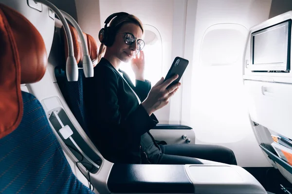 Giovane Viaggiatrice Anni Che Effettua Acquisto Wifi Dispositivo Elettronico Aereo — Foto Stock