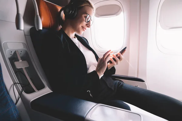 Hipster Meisje Vlucht Passagier Verbonden Door Smartphone Naar Draadloos Netwerk — Stockfoto