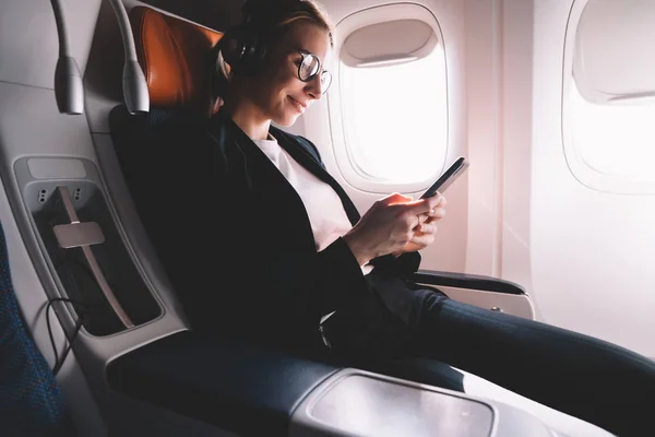 Feliz Pasajera Usando Teléfono Móvil Buscando Conexión Wifi Bordo Avión — Foto de Stock