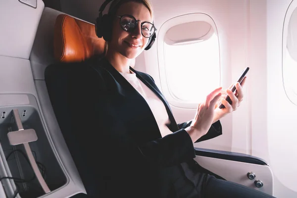 Retrato Pasajera Alegre Gafas Para Corrección Visión Auriculares Bluetooth Para — Foto de Stock