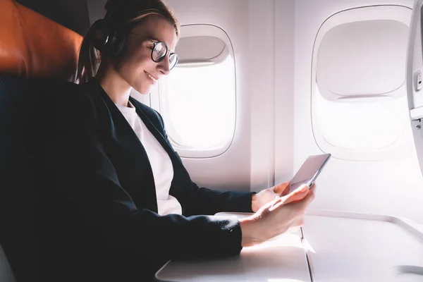 Pasajera Alegre Gafas Auriculares Para Cancelación Ruido Viendo Película Tableta — Foto de Stock