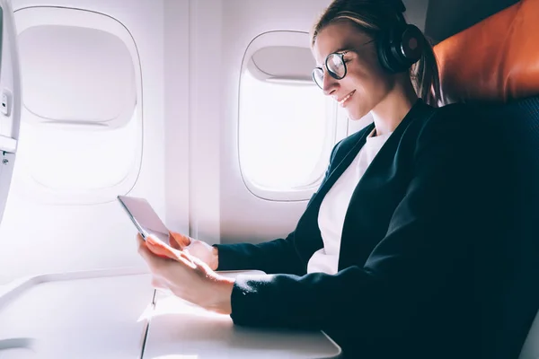 Pasajera Alegre Gafas Auriculares Para Cancelación Ruido Viendo Película Tableta — Foto de Stock