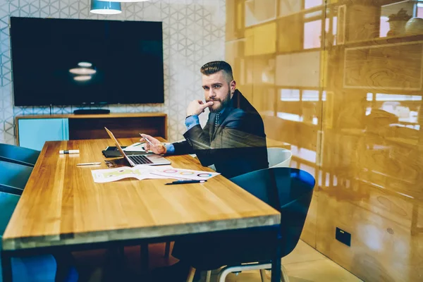 Ponderando Empreendedor Masculino Desgaste Formal Pensar Estratégia Produtiva Desenvolver Próprio — Fotografia de Stock