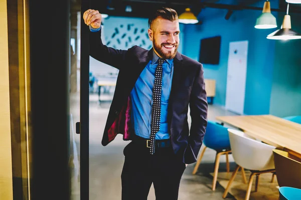 Exitoso Hombre Negocios Barbudo Vestido Con Ropa Formal Sintiéndose Seguro — Foto de Stock