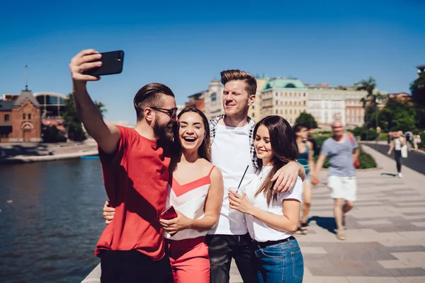 Queridos amigos que se burlan del abrazo — Foto de Stock