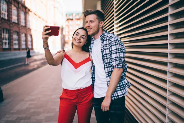 Usmívající se pár se selfie na ulici — Stock fotografie