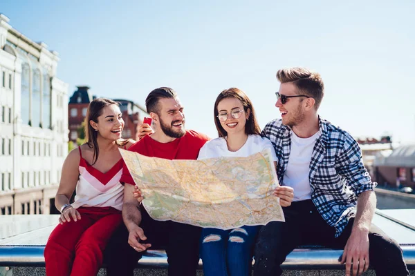 Freunde lesen Karte und chatten — Stockfoto