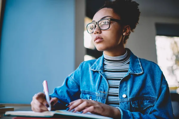 Kontemplative Studentin Optischer Brille Zur Sehkorrektur Nachdenkliches Wegschauen Und Nachdenken — Stockfoto