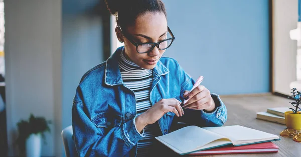 Zarif Kot Giyimli Çekici Bir Kız Öğrenci Bilgi Kitaplarından Bilgi — Stok fotoğraf