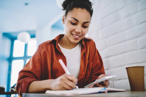 Positieve Afro Amerikaanse Vrouwelijke Blogger Maken Van Notities Voor Interessante — Stockfoto