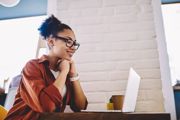 Mujer Negra Feliz Gafas Ópticas Para Corrección Visión Leyendo Información —  Fotos de Stock