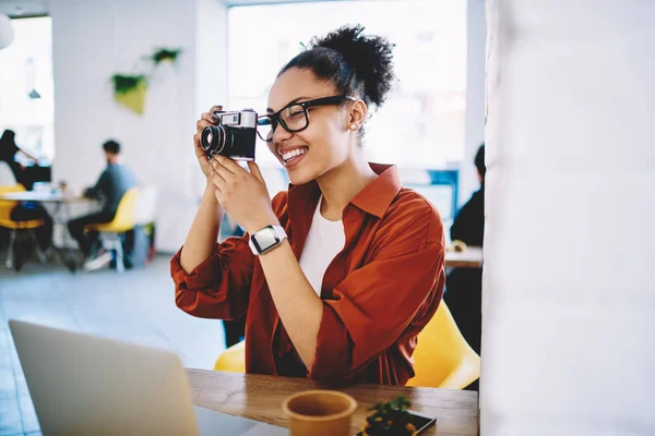 Fröhliche Amateurfotografin Optischer Brille Die Fotos Mit Der Vintage Kamera — Stockfoto