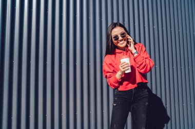 Şık güneş gözlüğü neşeli kadın teengaer heyecan verici duygu olumlu Uluslararası Smartphone konuşma sırasında alınan iyi haber, arkadaş ile iletişim sırasında gülmek mutlu kadın