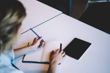 Tablo üzerinde internet reklam ayakta için boş ekran ile modern dijital tablet üzerinden içerik Web sitesinde publicicate için ders kitabında ilginç bir makale yazma kadın yazarın kırpılmış görüntü