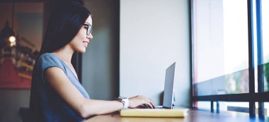 Online servis sağlayıcı servisle iletişim kuran olumlu kadın, tanımlama hakkında ayrıntıları tartışıyor, sosyal ağdaki takipçilerle sohbet eden mutlu hippi kız dizüstü bilgisayarda uygulama üzerinden