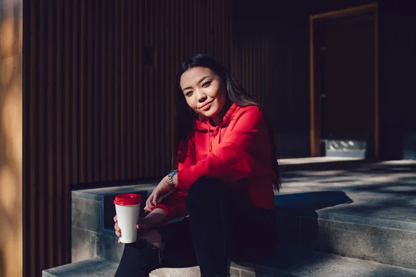 Porträtt Positiva Kinesiska Hipster Flicka Klädd Moderiktiga Kläder För Varje — Stockfoto