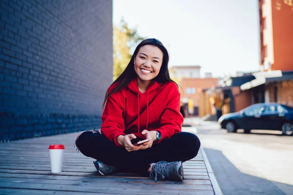 Porträtt Happy Female Tonåringaer Med Joyful Mood Tillbringa Tid Urban — Stockfoto