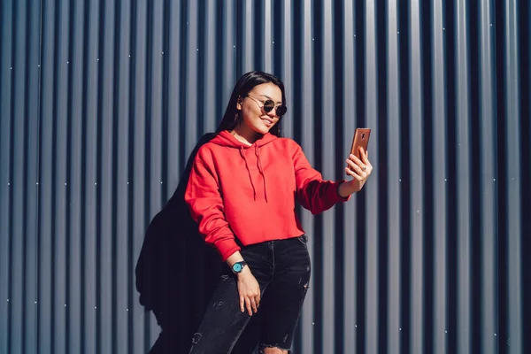 Menina Hipster Millennial Positiva Vestida Com Roupas Elegantes Fazendo Fotos — Fotografia de Stock