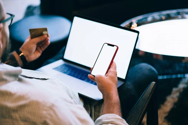 Close Van Kaukasische Jongeman Met Plastic Creditcard Handen Het Doen — Stockfoto