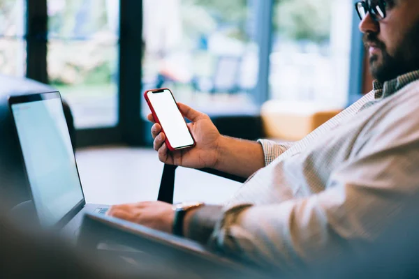 Lato Ritagliato Caucasico Giovane Uomo Possesso Display Bianco Telefono Cellulare — Foto Stock