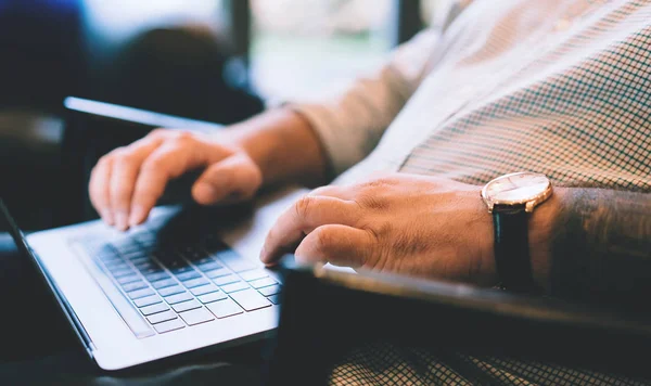 Cierre Vista Del Hombre Tatuado Mano Tecleando Correo Electrónico Teclado — Foto de Stock