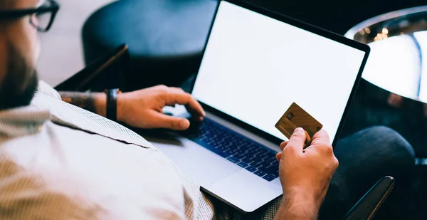 Close Back View Van Kaukasische Jongeman Met Plastic Creditcard Handen — Stockfoto