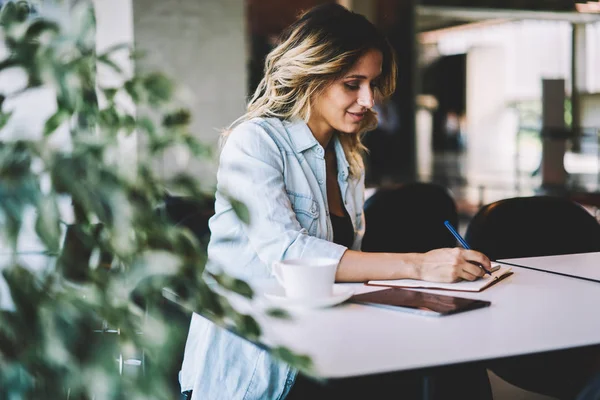 Positieve Glimlachende Hipster Meisje Schrijven Essay Met Opgewonden Idee Terwijl — Stockfoto