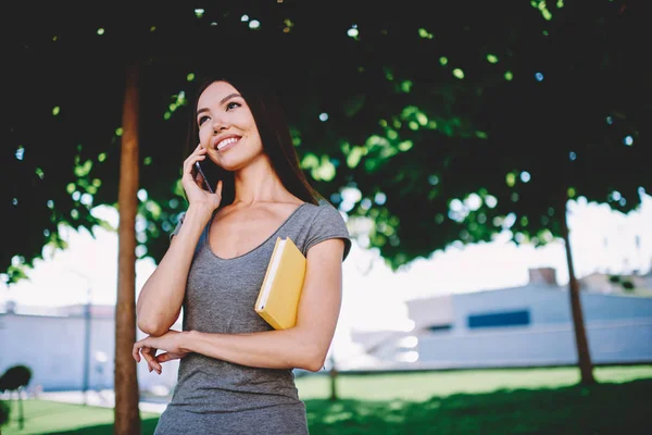 Uśmiechnięta Hipster Dziewczyna Przekazane Przyjacielem Pośrednictwem Aplikacji Telefon Czuje Się — Zdjęcie stockowe