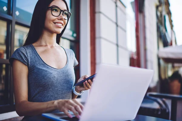 Donna Felice Con Gli Occhiali Che Tiene Mano Dispositivo Smartphone — Foto Stock