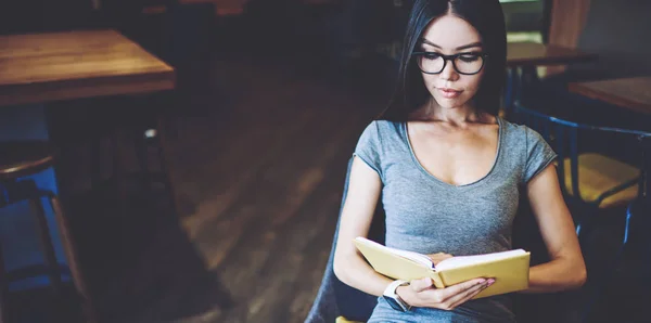 Blogger Mujer Inteligente Haciendo Investigación Información Interesante Libro Para Próxima — Foto de Stock