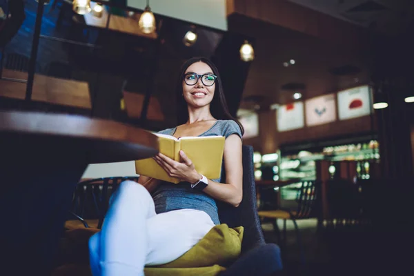 Fröhliches Hipstermädchen Mit Notizblock Den Händen Lächelnd Und Zur Seite — Stockfoto