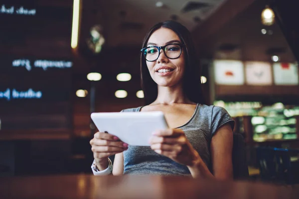 Porträt Eines Glücklichen Millennial Hipster Mädchens Das Die Kamera Blickt — Stockfoto