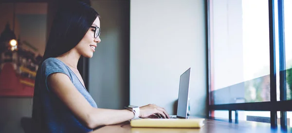 Mujer Positiva Que Comunica Con Servicio Del Proveedor Línea Para — Foto de Stock