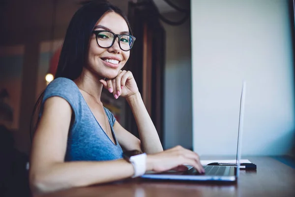 Retrato Una Estudiante Feliz Hábil Que Disfruta Del Aprendizaje Electrónico — Foto de Stock