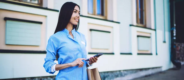 Leende Kvinnliga Kund Står Stadens Gator Med Shoppingväskor Och Använda — Stockfoto