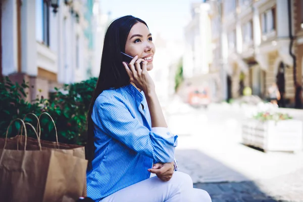 Unga Positiva Kvinnliga Shopaholic Leende Och Ringer Till Taxi Kundtjänst — Stockfoto