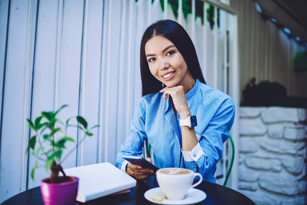 Portrett Hipsterpike Trendy Bekledning Som Ser Kamera Kaffepause Sjekke Notater – stockfoto