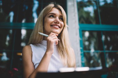 Pano ve kalem ile Dreamy gülümseyen kadın