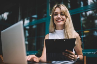 Dizüstü bilgisayar kullanarak Pano ile neşeli kadın